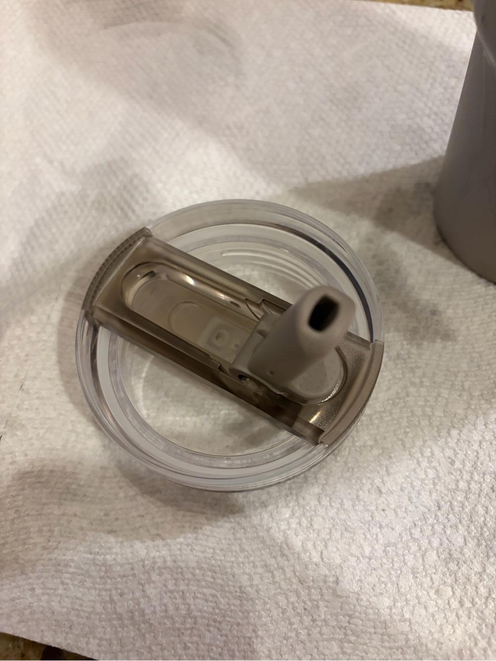Stanley Travel Mug in Light Gray with Handle and Clear Lid - Picture 3 of 7